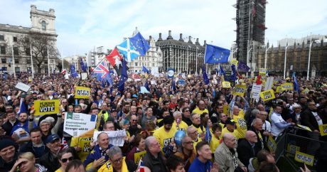 Десятки тысяч британцев вышли на улицы с требованием референдума о Brexit