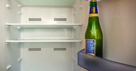 Американцы поверили в бога после увиденного в поле холодильника с пивом