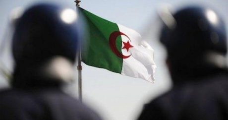 Военный самолет упал на северо-западе Алжира