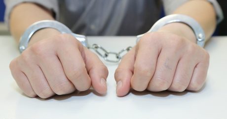 В Баку задержан вооруженный человек
