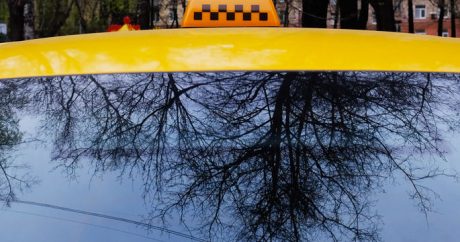 Таксист в Приморье облил зеленкой пассажира за неоплаченную поездку