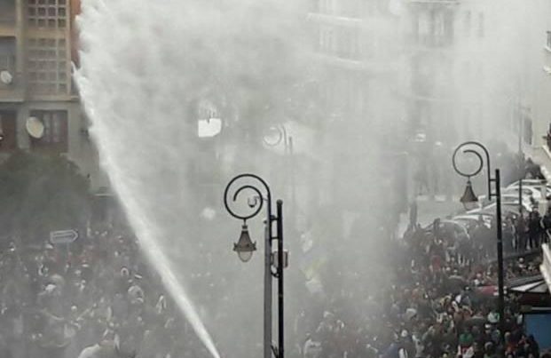 В Алжире полиция применила водометы против манифестантов
