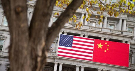 Глава МИД Китая отметил существенный прогресс в торговых переговорах с США