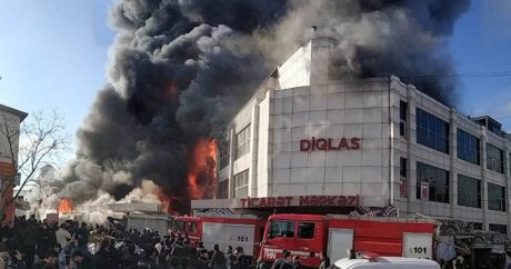 В Баку горит торговый центр