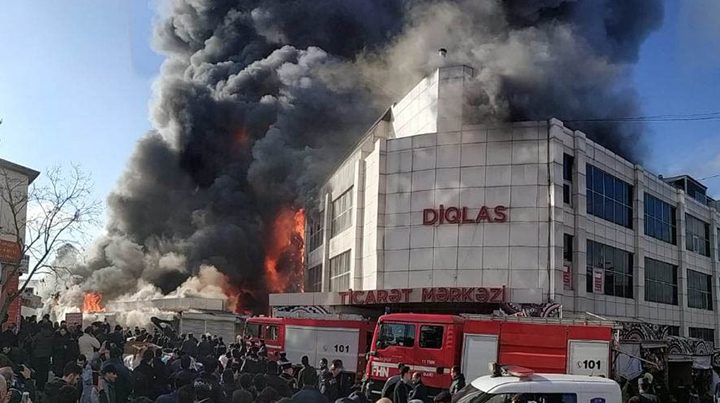 В Баку горит торговый центр — ВИДЕО