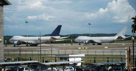 В аэропорту Токио столкнулись два грузовых самолета
