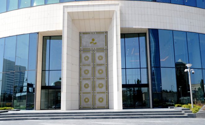 SOFAZ вдвое сократил продажу инвалюты азербайджанским банкам