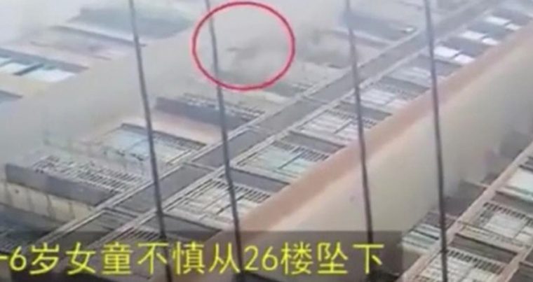 Китайская девочка выпала с 26 этажа и почти не пострадала
