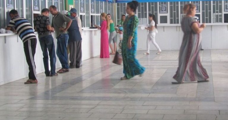 В Туркменистане начали требовать предоставить данные о родственниках на флешках