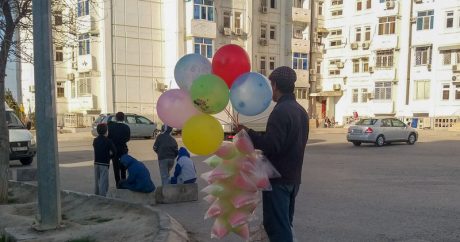 В Туркменистане безработные жители регионов продают воздушные шары и сдают бутылки