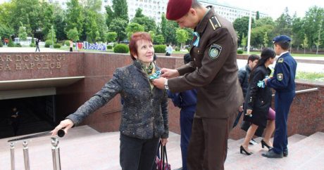 В Узбекистане начали раздавать «ленты славы» в цветах флага ко Дню Победы