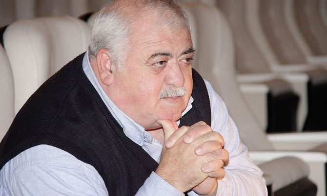 Азербайджанский режиссер скончался на автобусной остановке