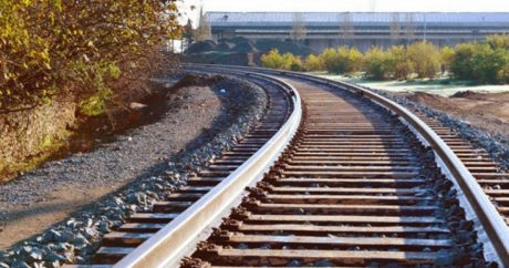 На западе Азербайджана поезд насмерть сбил человека