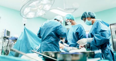 Xирурги вынули из тела пациента 80-сантиметровую арматуру — ФОТО