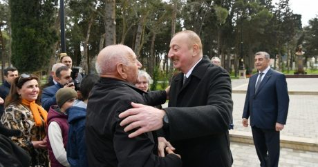 Президент Азербайжана и первая леди встретились с жителями Баку, сделали селфи