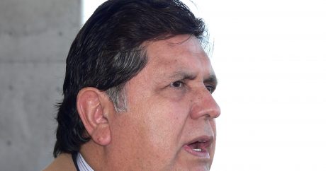 Экс-президент Перу выстрелил в себя при попытке ареста