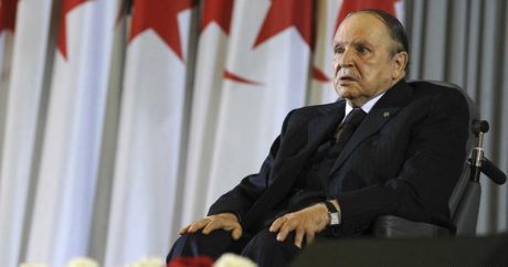 Президент Алжира Абдельазиз Бутефлика заявил о своей немедленной отставке