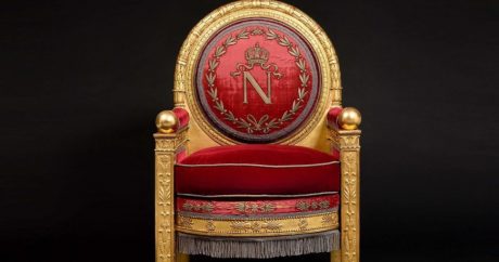 Во Франции на аукционе за €500 тыс. продали трон Наполеона