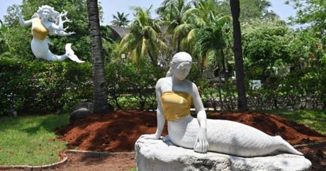 На скульптуры русалок в парке Индонезии надели топы