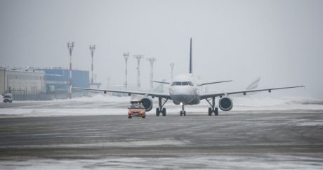 Снежная буря парализовала работу двух аэропортов Чикаго