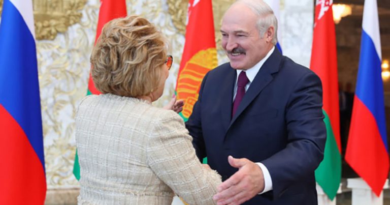 Лукашенко наградил Матвиенко орденом Франциска Скорины