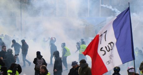 Погромы по графику: «жилеты» в Тулузе на фоне горящих машин
