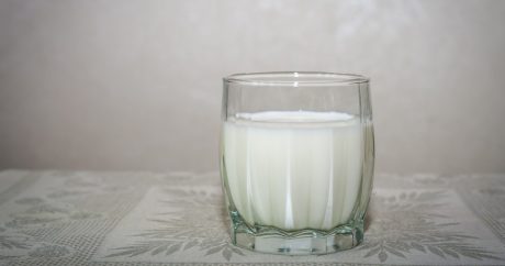 Турист из Китая пожадничал и выпил на таможне 2,5 литра молока