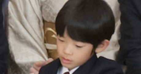 На школьной парте внука императора Акихито обнаружили два ножа
