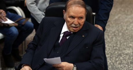 Президент Алжира Абдель Азиз Бутефлика подал в отставку