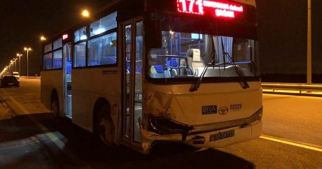 В Баку столкнулись автобус и мусоровоз: 10 пострадавших