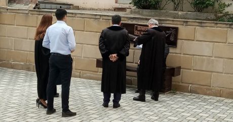В Азербайджане судья помирил стороны, усадив их на «скамью примирения»