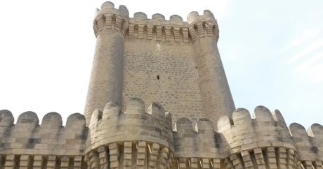 В Азербайджане в ближайшие месяцы начнется реставрация средневековых крепости и мечети
