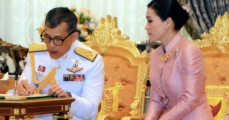 Из стюардессы – в королеву: король Таиланда удивил мир своей невестой