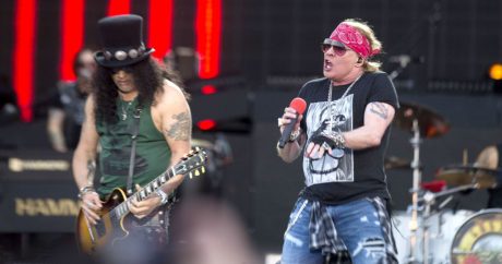 Группа Guns N’ Roses подала в суд на пивоварню