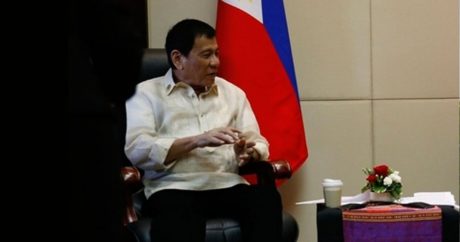 На президента Филиппин заполз таракан во время предвыборной речи