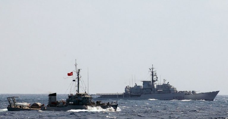 Турция проводит военно-морские учения в трех морях