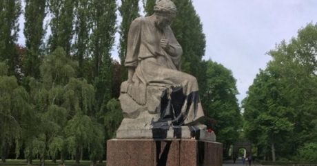 Посольство России возмущено надругательством над памятником в Трептов-парке