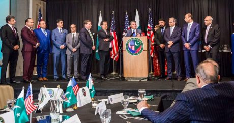 Пакистанская община США наградила азербайджанского дипломата