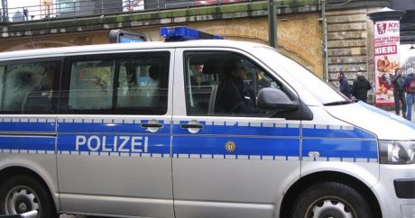 Пенсионер на Mercedes протаранил здание ТЦ в Гамбурге, есть пострадавшие