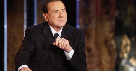 Берлускони перенес операцию на кишечнике