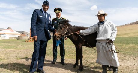 Американский генерал получил в подарок монгольского коня