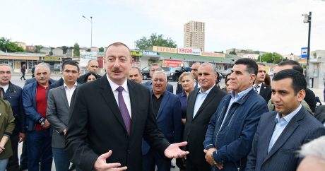 Президент Азербайджана вошел в магазин, побеседовал с продавцами и покупателями