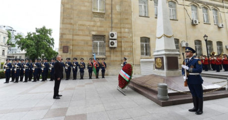 Президент Азербайджана посетил памятник АДР по случаю Дня Республики