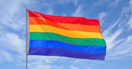 В Баку перед посольством вывесили флаг ЛГБТ