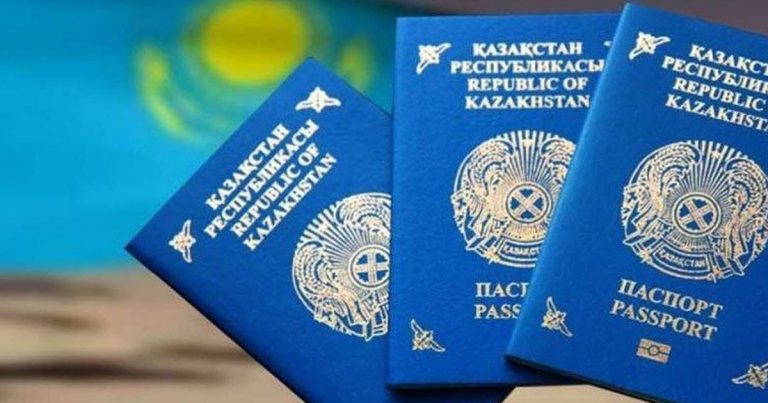 В Казахстане собираются отменить вклеивание фотографий детей в паспорта родителей