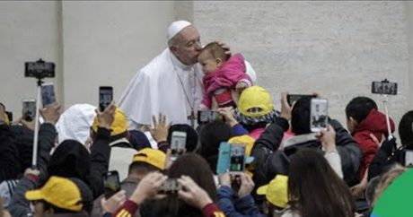 По Ватикану на папамобиле: Франциск прокатил детей на белом кабриолете