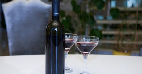 Официант английского ресторана случайно принес посетителю вино за £4500