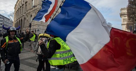Во Франции теперь можно нанять вместо себя человека для участия в манифестациях