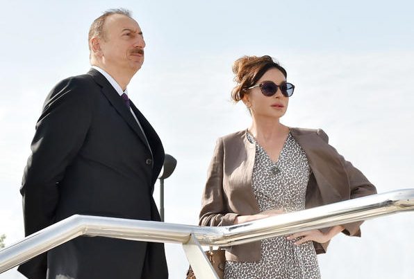 Президент Ильхам Алиев и Первая леди Мехрибан Алиева прибыли в Гобустанский район