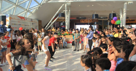 В Баку Международный день защиты детей отметили грандиозным флешмобом
